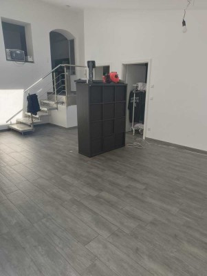 Stilvolle, neuwertige 3-Raum-Erdgeschosswohnung mit geh. Innenausstattung mit Balkon und EBK