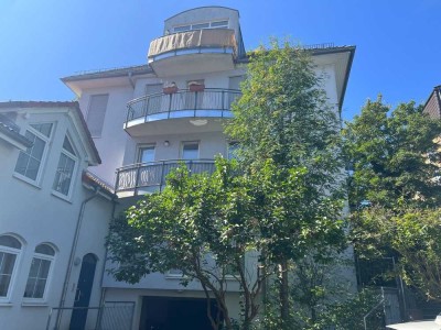 Mitten in der City an der Wieseck: Großzügige, ausgesprochen helle 1 Zimmer-Wohnung mit Balkon, A...