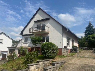 Geräumiges Haus mit 2 Wohnebenen mit sehr großem Grundstück, Garten, Stall...