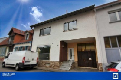 Mitten in Walldorf: Familienfreundliches Haus mit idyllischem Innenhof und Garten