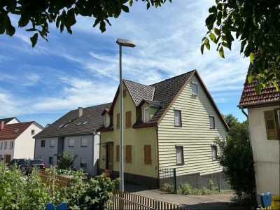 Zweifamilienhaus  - erhalten oder erneuern. Sie haben die Wahl.
