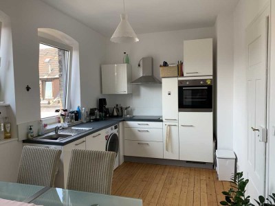 Komplett sanierte Altbauwohnung mit Wohnküche in renoviertem Altbau!