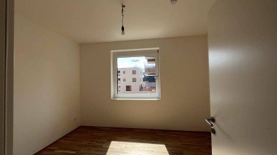 **Geförderte Neubauwohnung** 2 Zimmer mit Balkon und Parkplatz! - Ab November verfügbar!