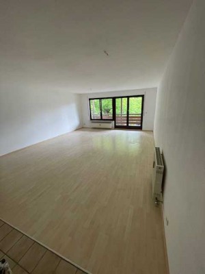 Frisch renovierte 2,5 Zimmer-Wohnung mit Balkon, EBK , Kellerraum und Tiefgaragenstellplatz
