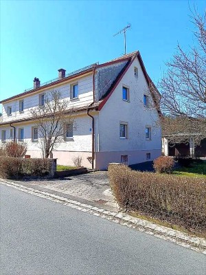 Großzügige Doppelhaushälfte mit 8 Zimmern, Doppelgarage und Garten in Friedenfels