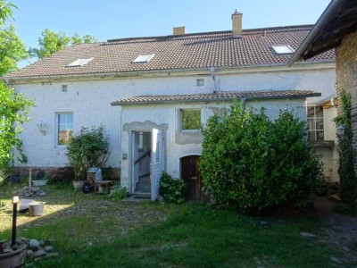 Gransee-Neulögow: Bauernhaus im Dornröschenschlaf, teilsaniert, 2 Nebengebäude auf 2.000 m² Grund