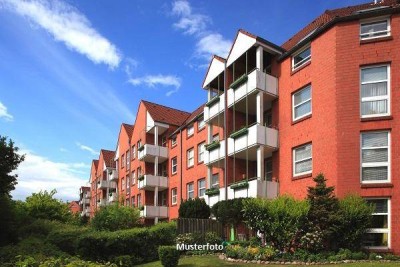 2-Familienhaus mit Garagengebäude und Halle