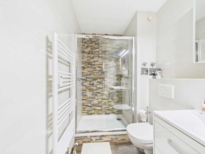 Geheimtipp, 2 Zi. Whg, Aufzug, EBK, großer, überdachter Balkon, TG-Stellplatz, Abstellraum, möbliert