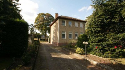 Viel Platz, viel Potenzial für Ihre Ideen: Großes Baugrundstück mit Zweifamilienhaus und Baureserve!