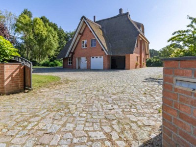 Reetdachhaus mit Charakter -                        modernes Wohnen in malerischer Umgebung