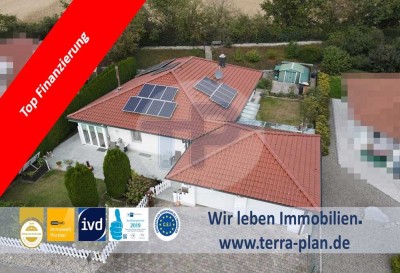 SELTENHEIT:
BARRIEREFREIER WALMDACHBUNGALOW 
MIT VOLLKELLER