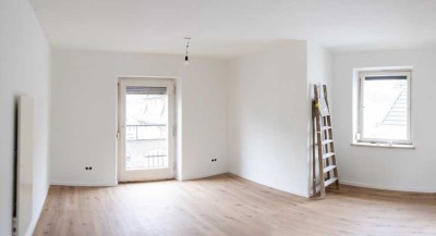 Modernisierte helle 2-Zimmer-Dachgeschosswohnung mit Balkon in Augsburg