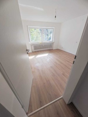 Lichtdurchflutet, geräumig, zentral - 4-Zimmer-Wohnung mit Stellplatz