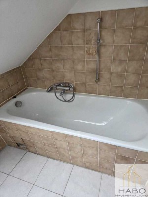 *Dachgeschosswohnung zentral gelegen*