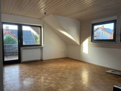 Helle 4-Zimmer-Dachgeschosswohnung mit Balkon in Rot