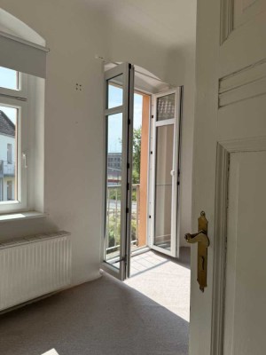PROVISIONSFREI: Sonnige Wohnung mit eineinhalb Zimmern und Austritt, bezugsfrei, Altbau
