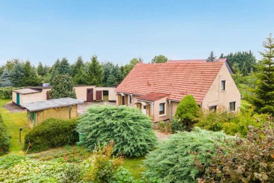 Ausbaupotenzial, Einbauküche, Nebengebäude, Garagen usw.: Einfamilienhaus am Feld in Neuhof