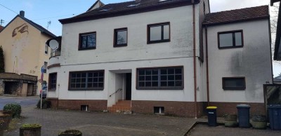 Mehrfamilienhaus mir 1 Gewerbe und 2 Wohnungen zur Miete