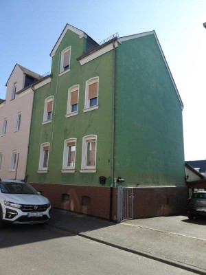 ***Großzügiges Wohnhaus mit kleinen Nebengebäuden und Garten in ruhiger Lage von Diez-Freiendiez***