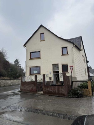 Großes bezugsfähiges Einfamilienhaus mit 5 ZKB (2 WE) Einbauküche und neuer Luft-Wärmepumpen-Heizung