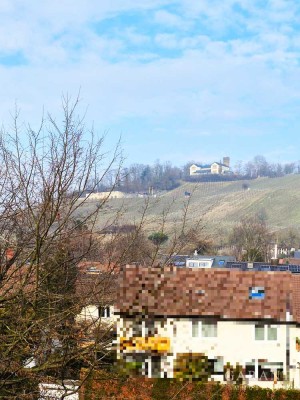 Helle, großzügige 4 Zimmer-Wohnung mit Balkon am Wartberg