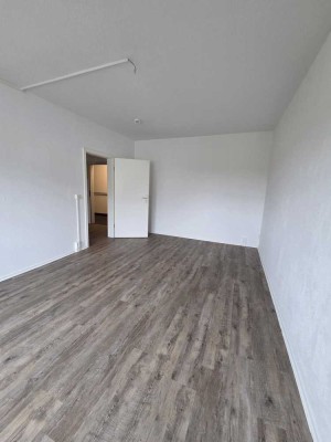 geräumige 3-Raum-Wohnung mit Fahrstuhl und Wannenbad