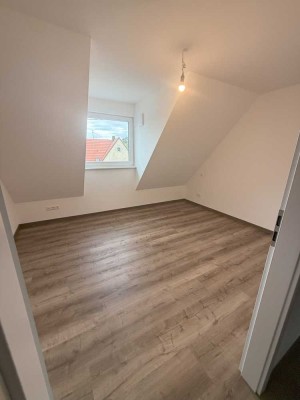 Erstbezug: Helle Dachgeschoss-Maisonette-Wohnung im Neubau mit Balkon und Blick auf den Hohenneuffen