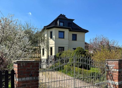 Repräsentative Villa mit großer überdachter Terrasse, Doppelgarage, gepflegter Zustand