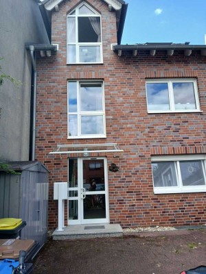 RE.-Nord, Maisonette-ETW.-Wohnung in kl. 3-Parteien-Wohneinh., Bj. 2002, 54 m Wfl., 2 Zi. + Balkon.