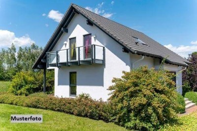 Einfamilienhaus mit Nebengebäude im Rohbau