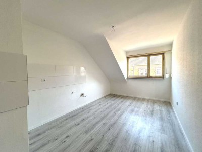 Frisch Sanierte 2-Zimmer DG Wohnung im Herzen von Ludwigshafen !