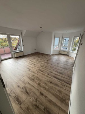 Helle 3- Zimmer Wohnung mit 77qm, Balkon und DG