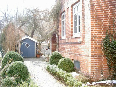 Schöne große 2-Zimmer Wohnung in Altbauvilla (saniert), Nähe Schlosspark