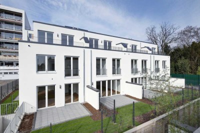 Benrath: Townhouse mit EBK, Terrassen und kleinem Garten in Rheinnähe