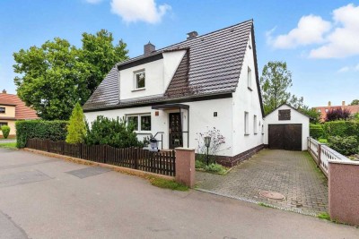 Schönes Einfamilienhaus in Seenähe mit 5 Zimmern & 2 Garagen & großem Garten in Zwenkau zu verkaufen