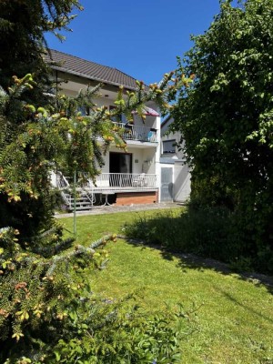 Hochparterre-Wohnung mit großem Garten, Kellerraum, Waschkeller und Garage