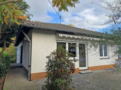 Freistehendes Einfamilienhaus mit großem Grundstück, Schwimmbad, Sauna und Doppelgarage