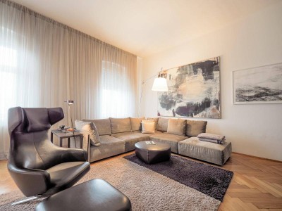 Luxuriöse 168 QM Altbauwohnung mit exklusiver Ausstattung und Balkon.