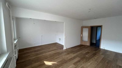 Schöne 3-Raum Wohnung mit offener Küche und sonnigen Balkon!