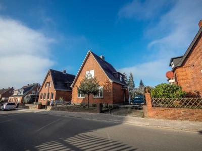 Charmantes Einfamilienhaus mit großem Garten und solider Mieteinnahme in Lauenburg