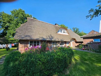 Reetdach-Romantik trifft Weitblick – ein Anwesen mit Charakter und Potenzial