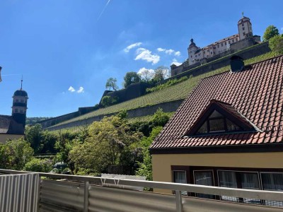 1-Zimmer-Apartment mit Balkon, Küche und Festungsblick