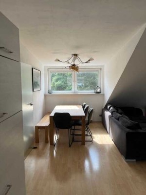 Lichtdurchflutete Dachgeschosswohnung in ruhiger Lage.