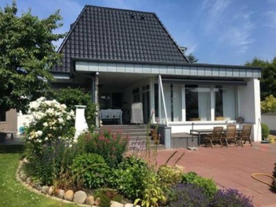 Freistehendes Architektenhaus mit drei zusätzlichen Wohnungen in Strandnähe