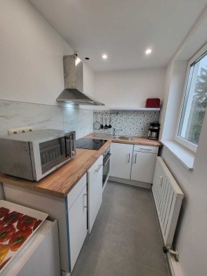 Voll möblierte Vermietung auf Zeit: 2‑Zimmer Wohnung mit Balkon im 4. OG in Traunreut