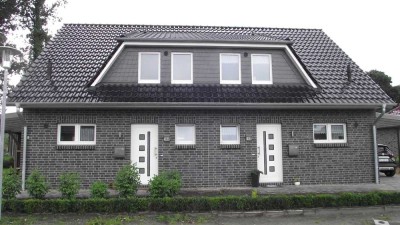 Doppelhaushälfte mit EBK, Terrasse, Carport und Geräteschuppen