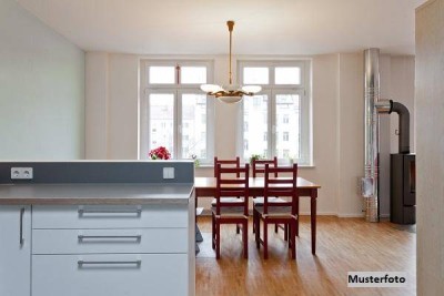 Einfamilienhaus mit Badeteich