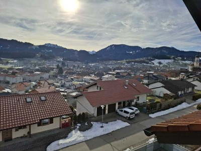 Neu renovierte DG Wohnung mit genialer Bergsicht an Nichtraucher zu vermieten.