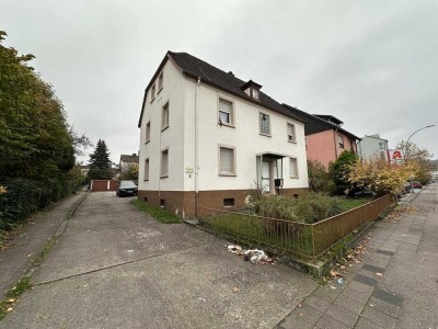 Wohnhaus mit 3 Wohnungen und 10 Garagen - teilweise vermietet