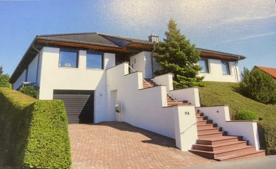 Designer-Eckbungalow in reizvoller Eifellage!